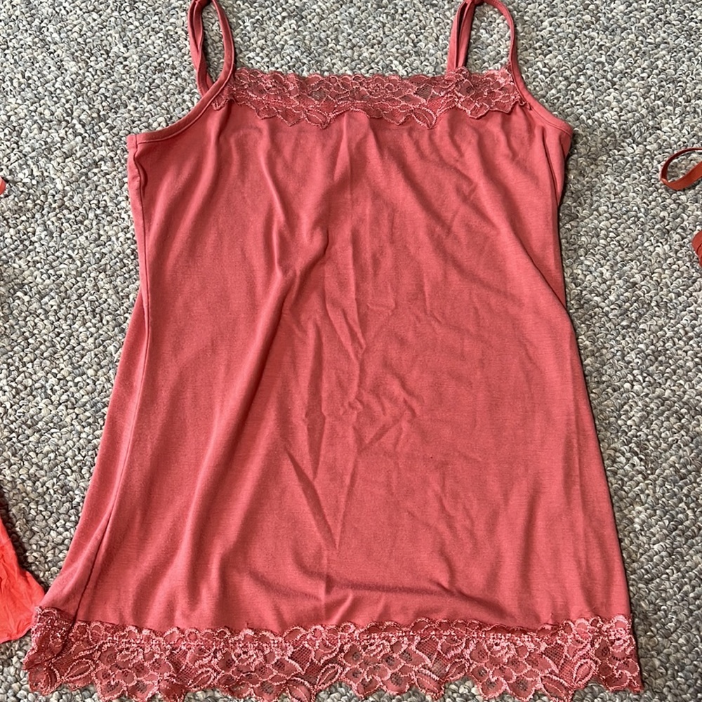 Tank tops - Picture 5 of 9